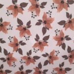 Microfibra Estampa Digital Floral Pêssego e Marrom - Evelin Tecidos e Aviamentos Tecido Microfibra Estampa Digital floral com flores em tons de pêssego/coral, folhas marrons e bolinhas escuras sobre fundo branco, da Evelin Tecidos e Aviamentos.