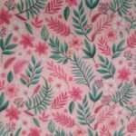 Microfibra Estampa Digital Tropical Folhas e Flores Rosa - Evelin Tecidos e Aviamentos Tecido Microfibra Estampa Digital tropical com folhagens verdes e rosas, flores pink e brancas sobre fundo rosa claro, da Evelin Tecidos e Aviamentos.