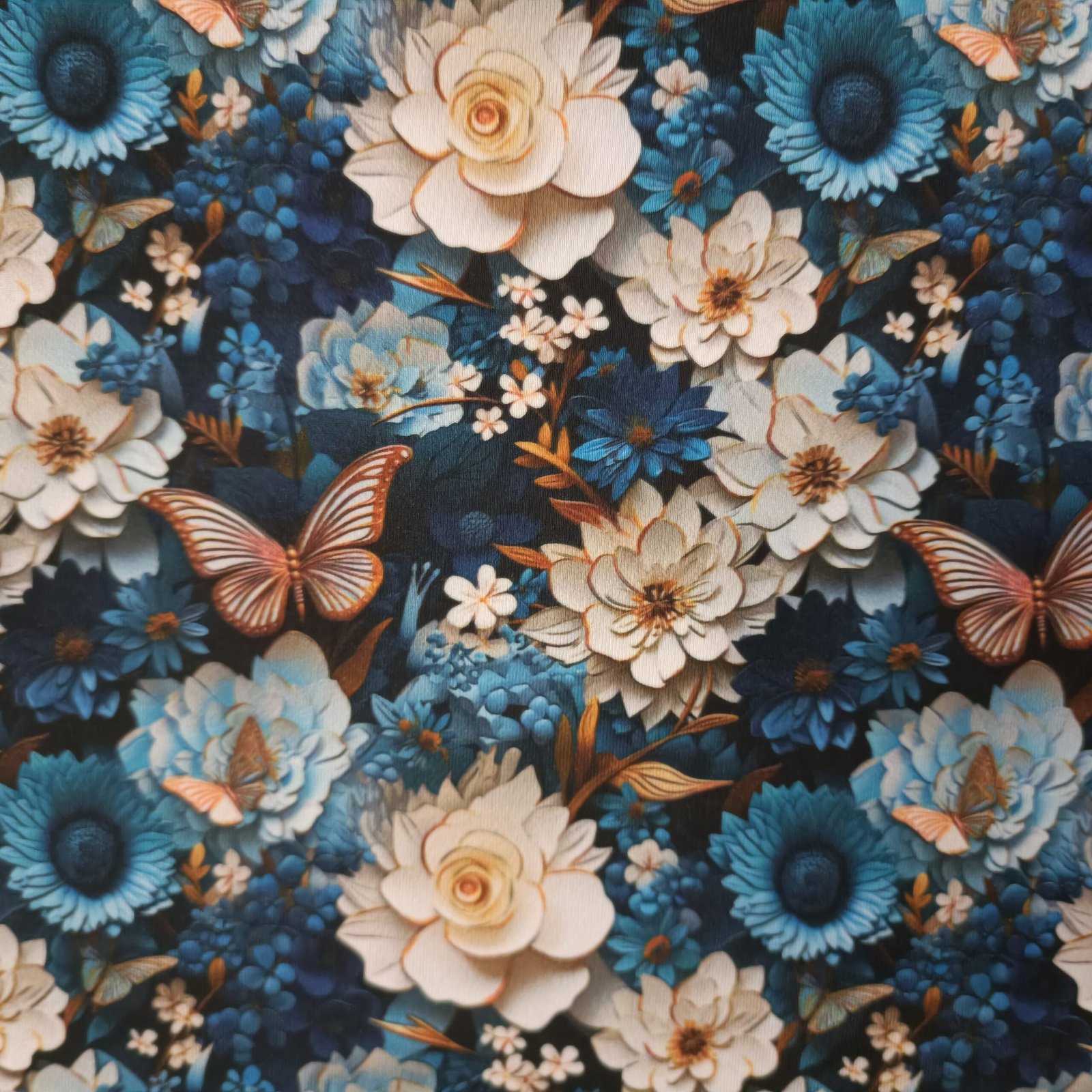 Tecido Microfibra Estampa Digital floral com borboletas e flores em tons de azul, branco e bege sobre fundo azul escuro, da Evelin Tecidos e Aviamentos.