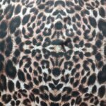 Microfibra Estampa Digital Animal Print Onça Clássica - Evelin Tecidos e Aviamentos Tecido Microfibra Estampa Digital de onça clássica em tons de marrom, preto e bege, da Evelin Tecidos e Aviamentos.