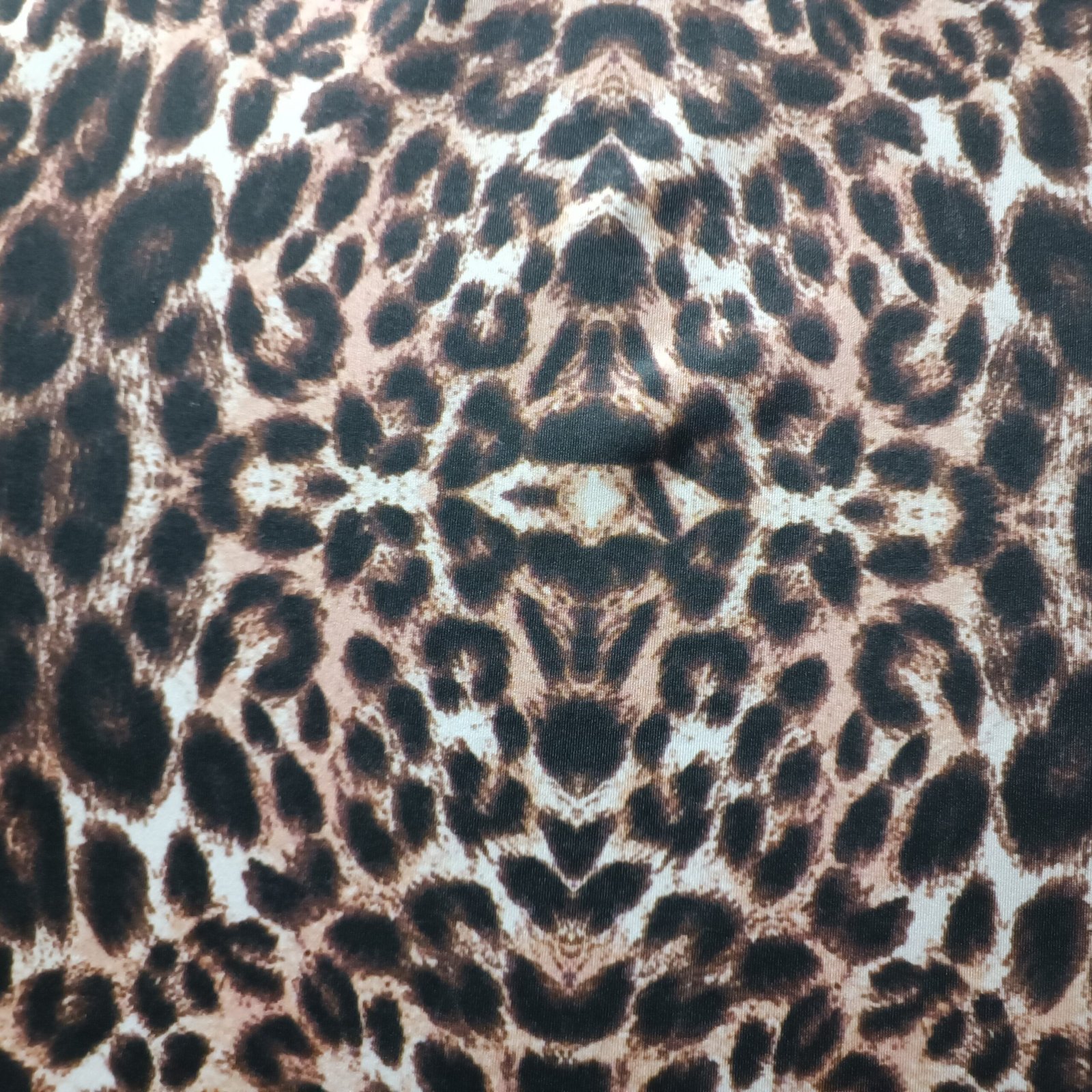 Tecido Microfibra Estampa Digital de onça clássica em tons de marrom, preto e bege, da Evelin Tecidos e Aviamentos.