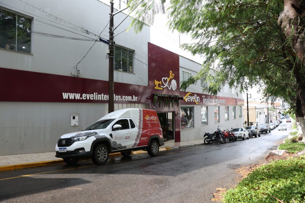 Fachada da matriz Evelin Tecidos e Aviamentos em Juruaia, centro de distribuição para fabricantes de lingerie em todo o Brasil.