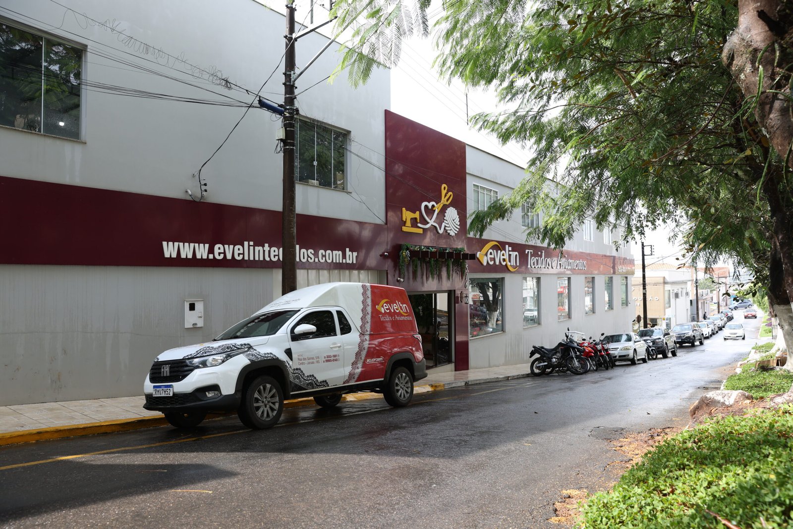 Fachada da matriz Evelin Tecidos e Aviamentos em Juruaia, centro de distribuição para fabricantes de lingerie em todo o Brasil.