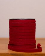 Rolo do Elástico Frésia rubi com acabamento decorativo, ideal para detalhes refinados em lingerie feminina.