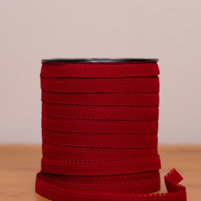 Rolo do Elástico Frésia rubi com acabamento decorativo, ideal para detalhes refinados em lingerie feminina.