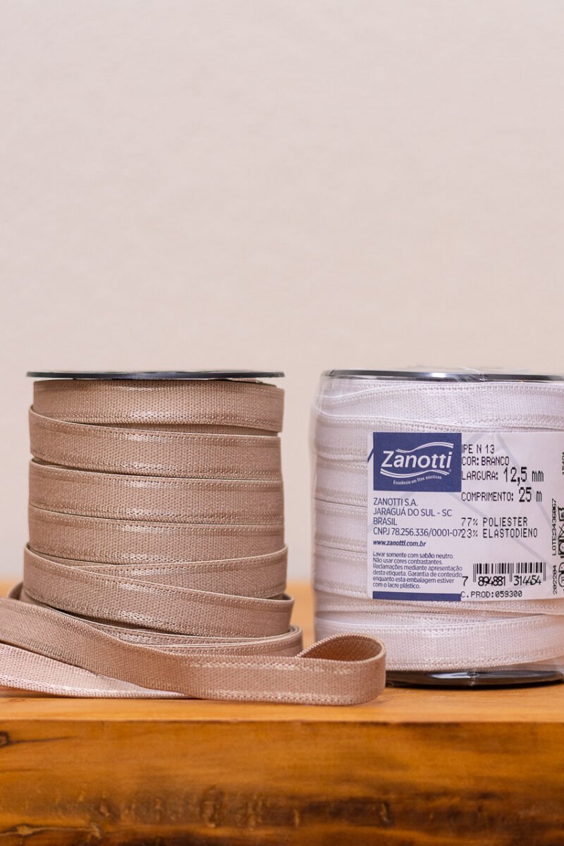 Rolo do Elástico Ipê 13 com 12,5 mm de largura, indicado para base de lingerie com sustentação e conforto.