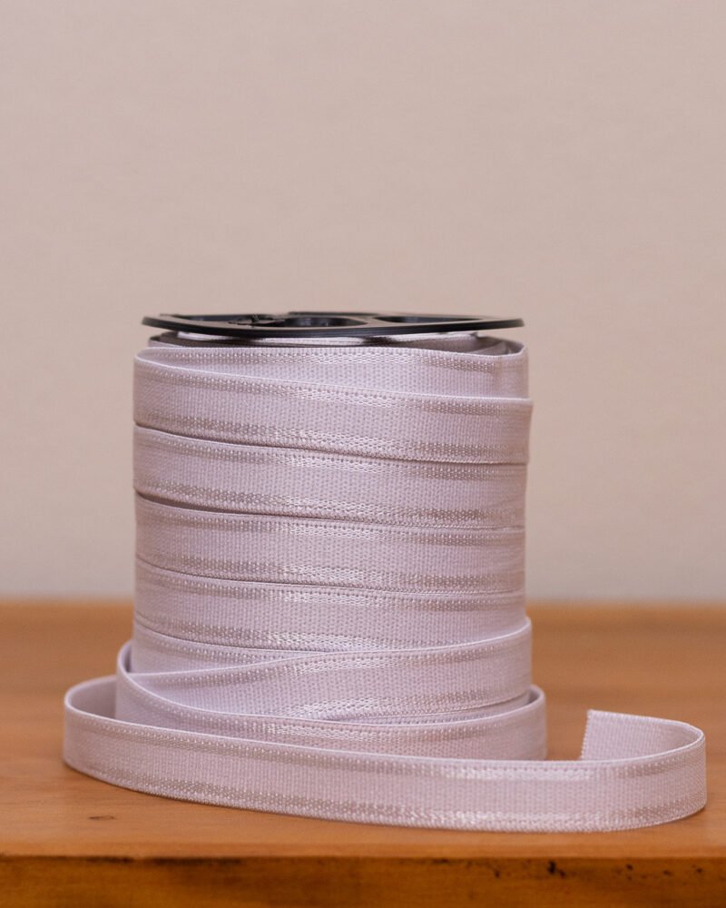 Rolo de Elástico Ipê branco com 12,5 mm de largura, ideal para base de sutiãs e lingerie.