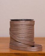 Elástico Ipê – Chocolate | Acabamento Profissional para Lingerie em Tons Naturais Rolo de Elástico Ipê chocolate com 12,5 mm de largura, ideal para base de lingerie em tons terrosos.