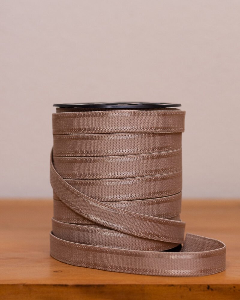 Rolo de Elástico Ipê chocolate com 12,5 mm de largura, ideal para base de lingerie em tons terrosos.