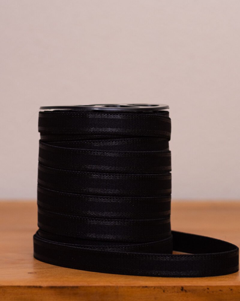 Rolo de Elástico Ipê preto com 12,5 mm de largura, ideal para base de sutiãs e lingerie estruturada.