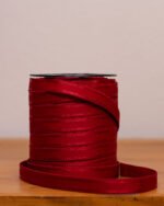 Elástico Ipê – Rubi | Base Estruturada com Elegância para Lingerie Rolo de Elástico Ipê rubi com 12,5 mm de largura, ideal para base de lingerie feminina.