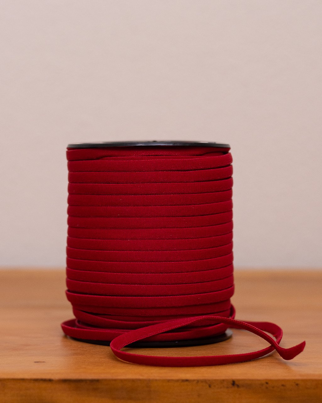 Elástico Rolote cor Rubi – ideal para lingerie delicada e acabamentos finos