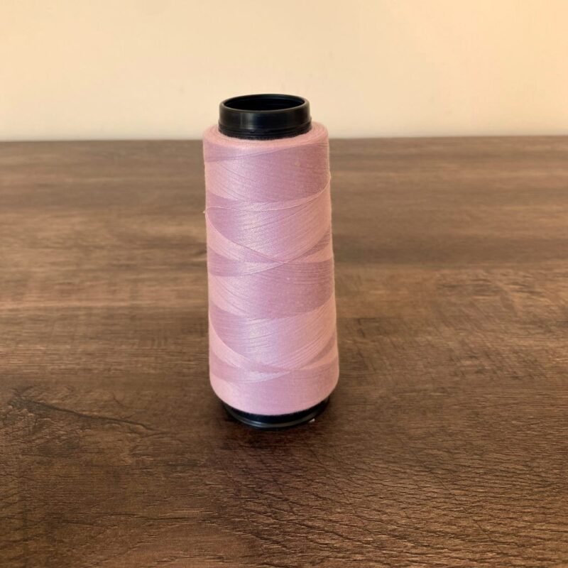 Linha Setta 2000J cor Malva para costura de lingerie, proporcionando acabamento delicado e resistente em tons suaves.