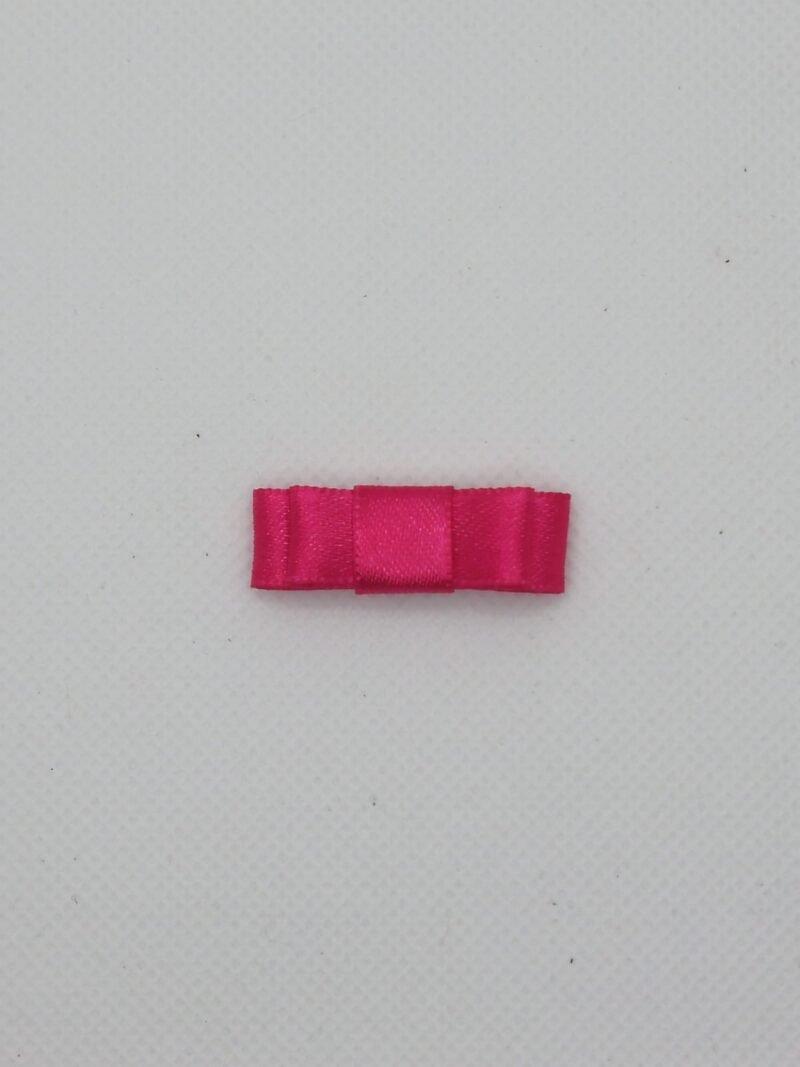 Pacote de laços de cetim tipo gravata na cor pink, pequenos e delicados, ideal para aplicação em lingeries e moda íntima.