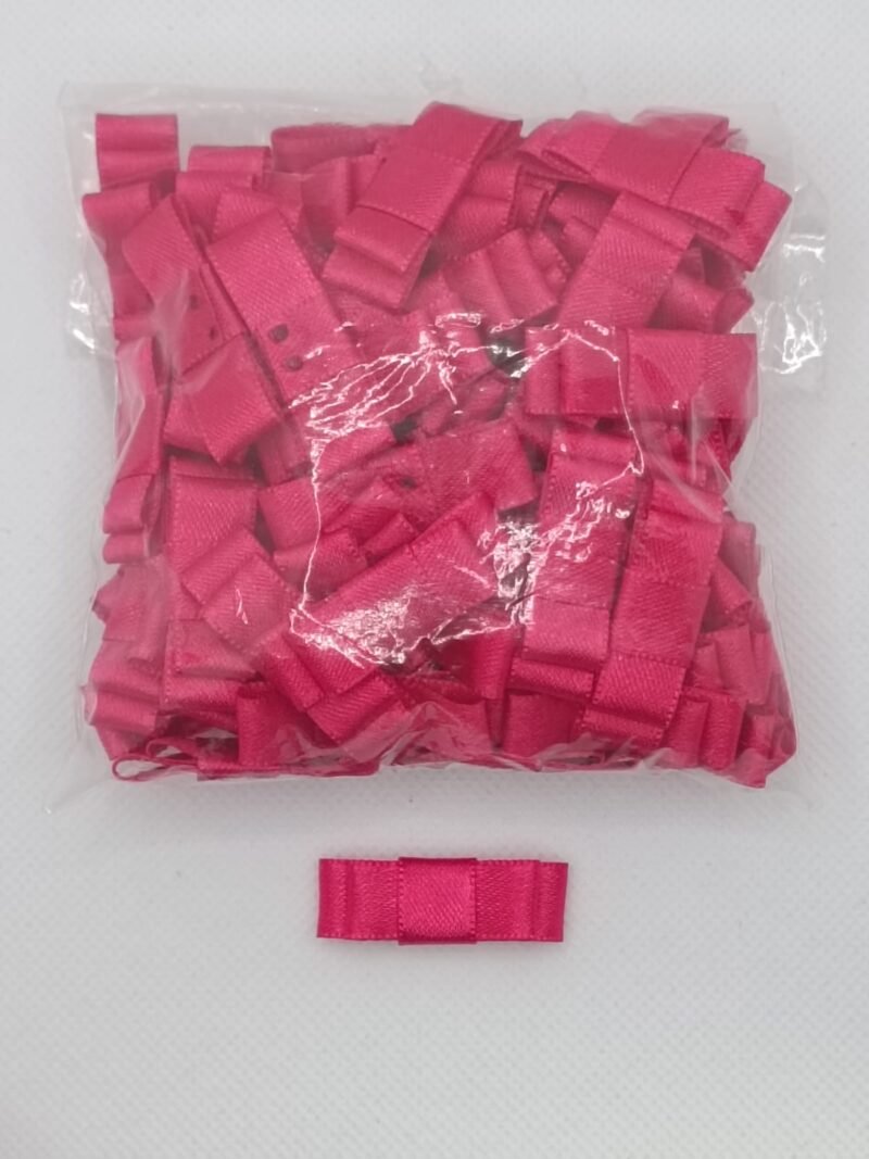 Pacote de laços de cetim tipo gravata na cor pink, pequenos e delicados, ideal para aplicação em lingeries e moda íntima.