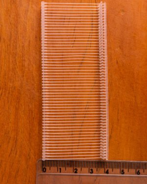 Pino de tag transparente para fixação de etiquetas em roupas e tecidos.
