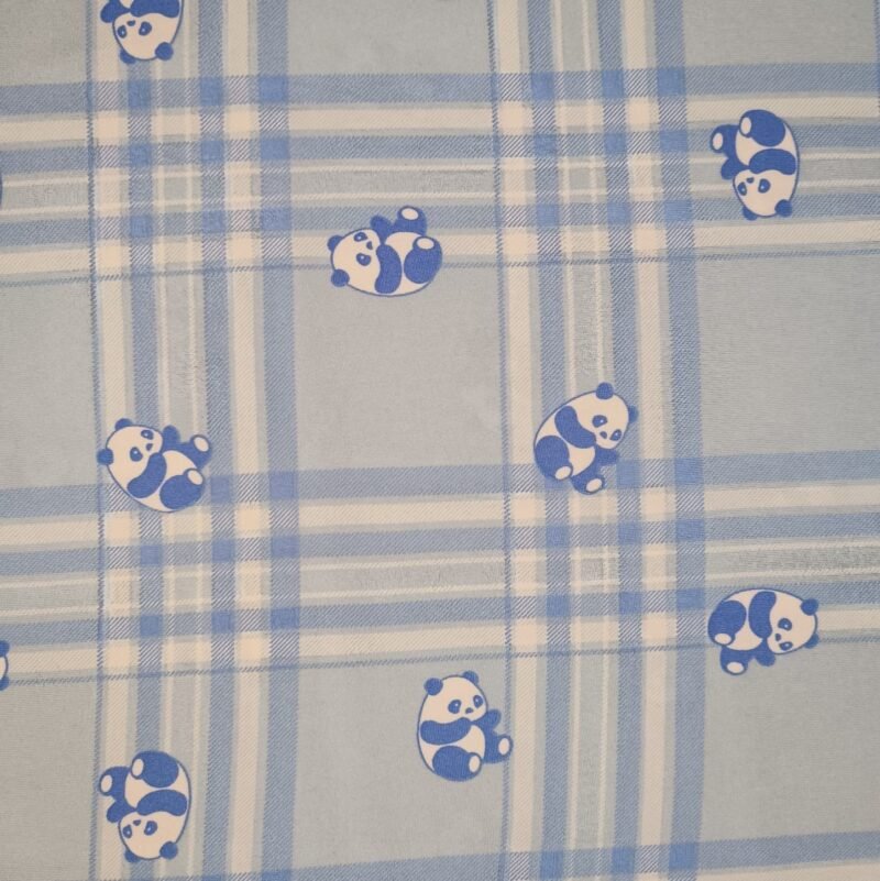 Suede Estampado ST02 com estampa xadrez azul e branco e pandas, ideal para lingeries criativas e divertidas.