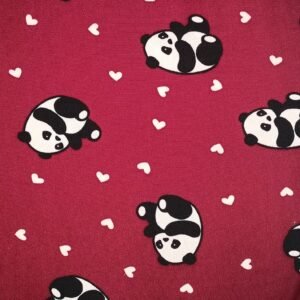 Tecido Suede ST06 com estampa de pandas e corações sobre fundo vermelho, tipo liganete (malha fria), ideal para lingerie divertida e confortável.