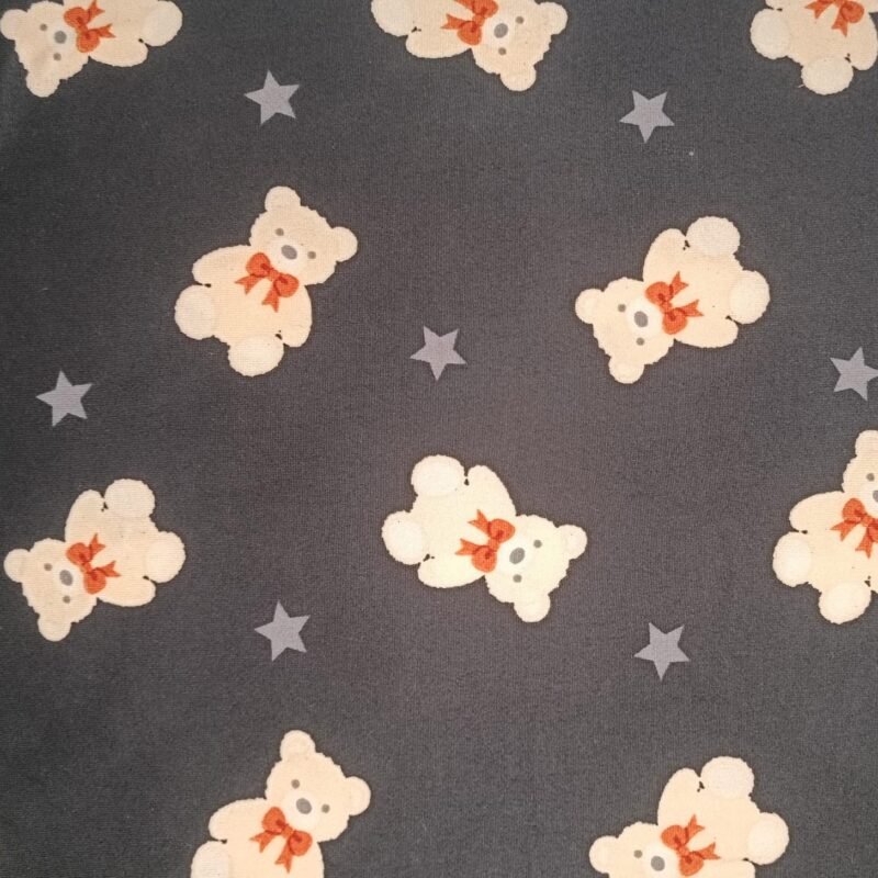 Tecido Suede ST08 com estampa de ursinhos brancos com laços laranja e estrelas cinzas em fundo cinza-escuro, ideal para lingerie delicada e criativa.
