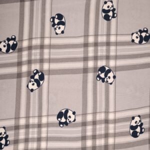 Tecido Suede ST09 com estampa de pandas sobre padrão xadrez cinza e branco, ideal para lingeries criativas e delicadas.