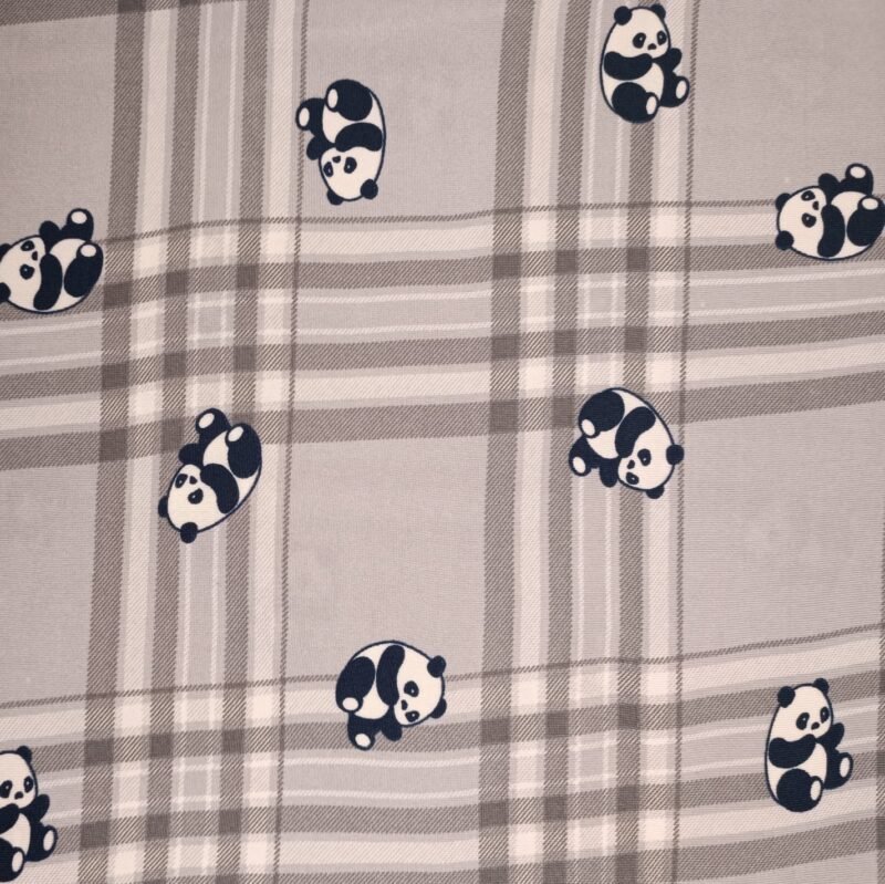 Tecido Suede ST09 com estampa de pandas sobre padrão xadrez cinza e branco, ideal para lingeries criativas e delicadas.
