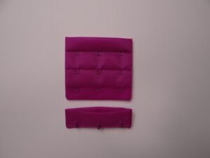 Fecho colchete triplo 60mm para lingerie, ideal para sustentação reforçada, disponível na Evelin Tecidos e Aviamentos.