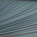 Tecido Suede na cor chumbo (cinza escuro), com toque aveludado e textura macia, ideal para detalhes de lingerie, da Evelin Tecidos e Aviamentos.