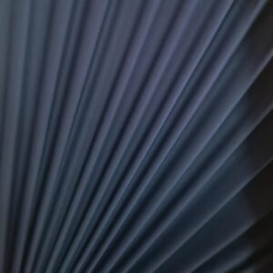 Tecido Suede na cor azul marinho profundo, com toque aveludado e textura macia, ideal para detalhes de lingerie, da Evelin Tecidos e Aviamentos.