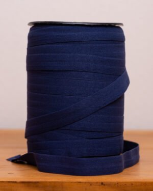 Rolo de elástico dobrável Malva 25 na cor azul marinho, com detalhes de trama, para confecção de lingerie, Evelin Tecidos