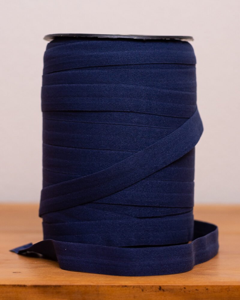 Rolo de elástico dobrável Malva 25 na cor azul marinho, com detalhes de trama, para confecção de lingerie, Evelin Tecidos