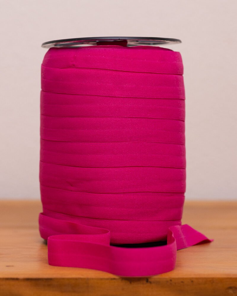 Rolo de elástico dobrável Malva 25 na cor pink vibrante, com detalhes de trama, para confecção de lingerie, Evelin Tecidos