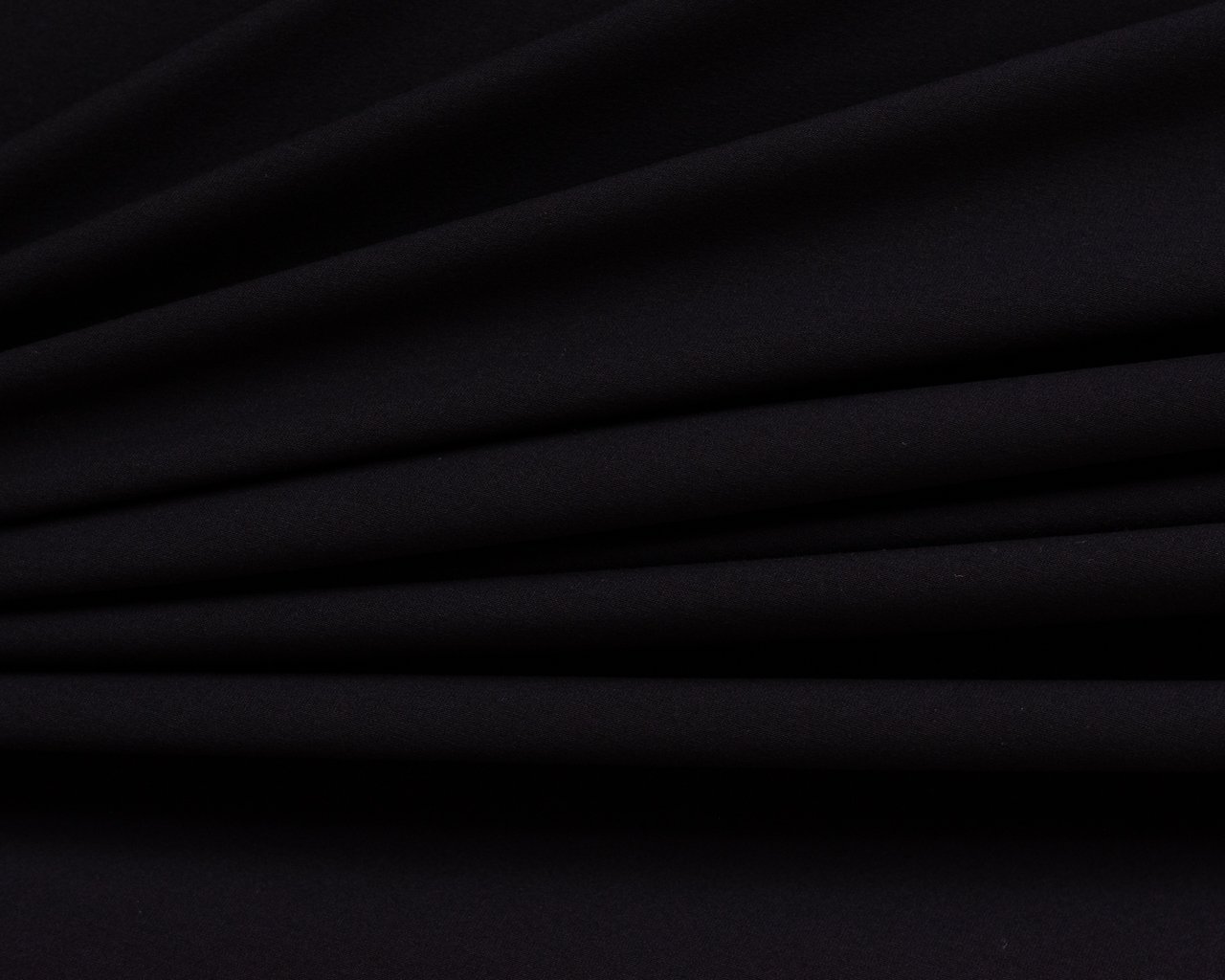 Tecido Cotton 30.1 Penteado cor Preta, com superfície lisa e toque macio, pronto para ser utilizado em peças de lingerie. Fornecedor Evelin Tecidos e Aviamentos.