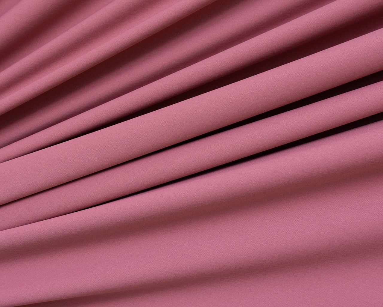 Tecido Cotton 30.1 Penteado cor Sandia, com superfície lisa e toque macio, pronto para ser utilizado em peças de lingerie. Fornecedor Evelin Tecidos e Aviamentos.