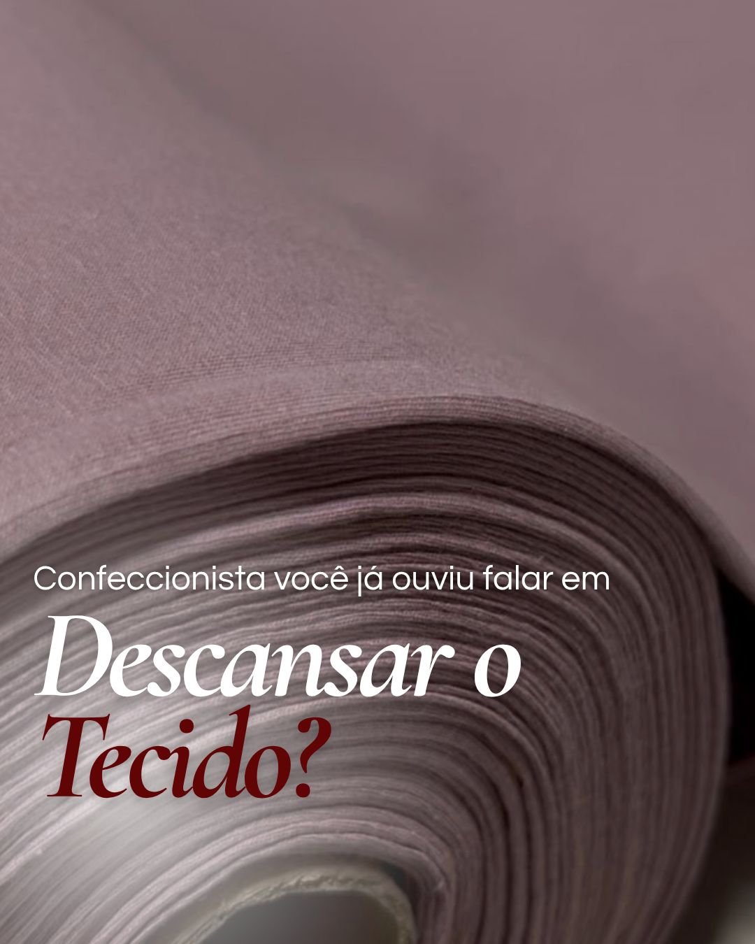 Rolo de tecido cor de rosa claro ou nude em um ambiente de produção de moda, com o texto "Confeccionista você já ouviu falar em Descansar o Tecido?" em destaque. Imagem da Evelin Tecidos e Aviamentos para Lingerie.