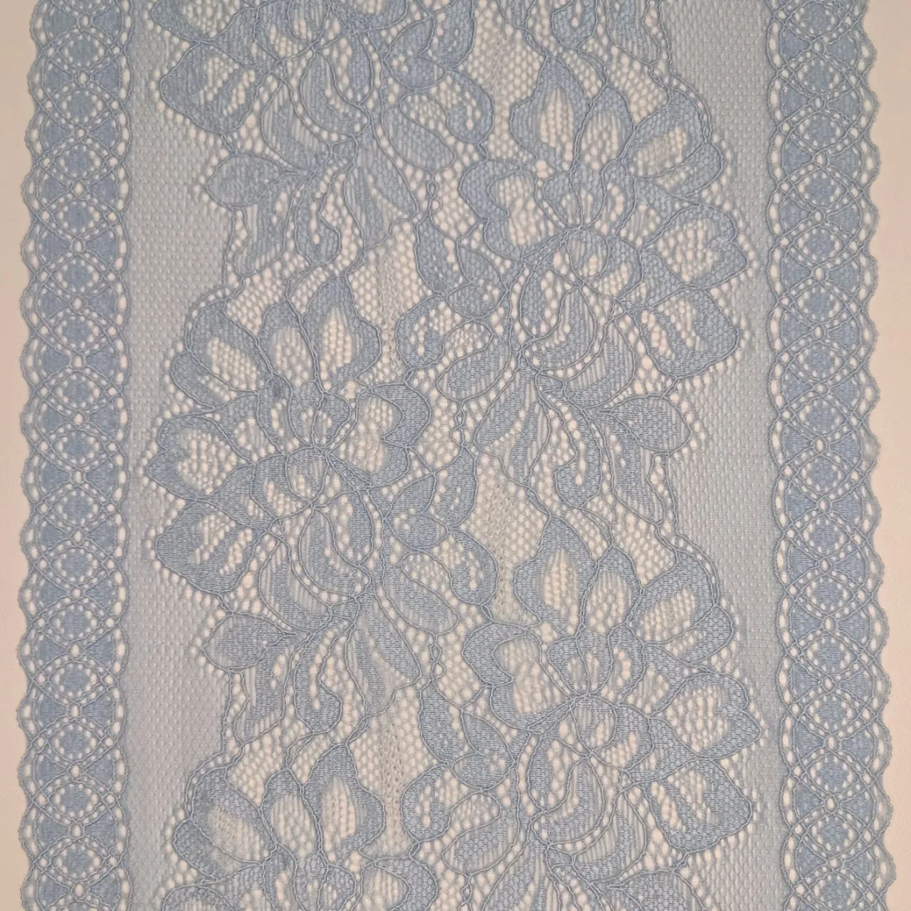 Renda Delicate 504 Frozem para lingerie, suave, elástica e com caimento uniforme.