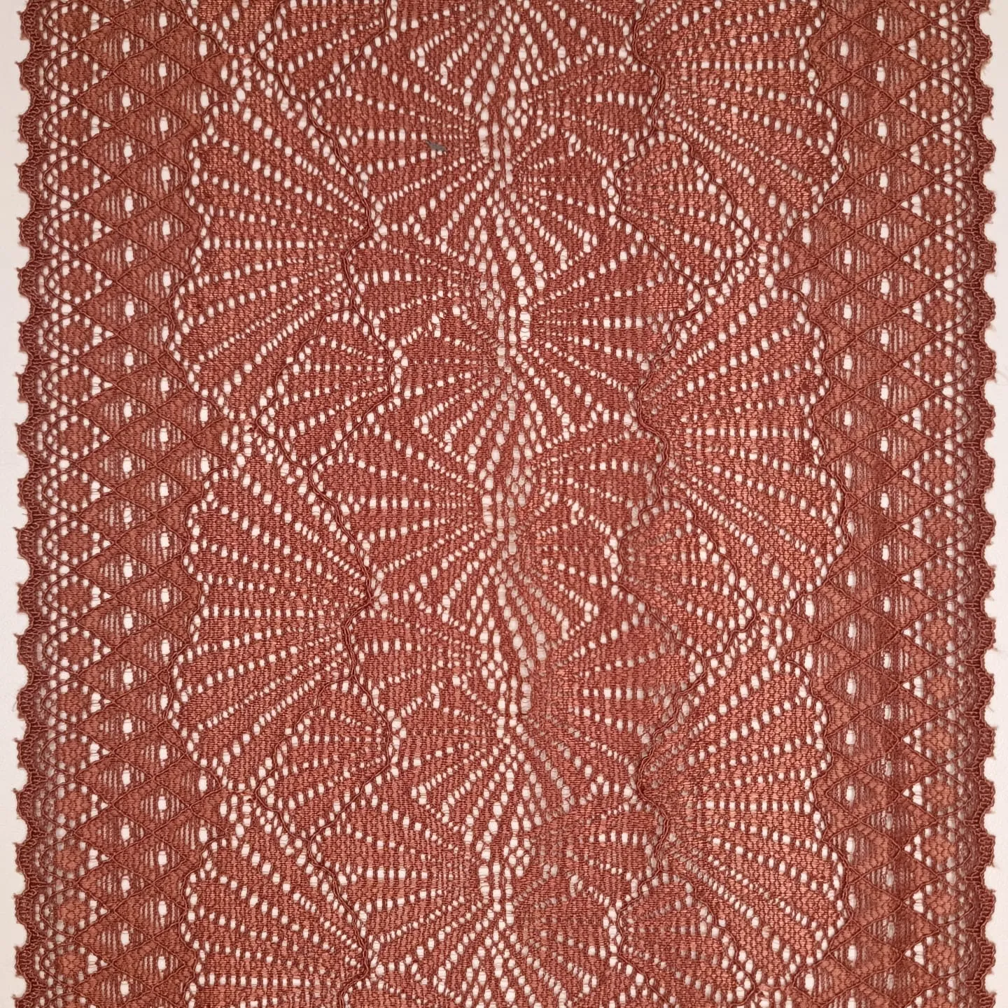 Renda Delicate 523 Bronze para lingerie, macia, elástica e com caimento uniforme.