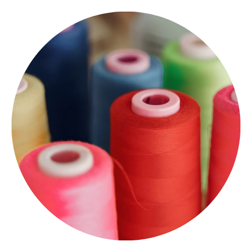 Fios e linhas para confecção de lingerie – Evelin Tecidos e Aviamentos. Costura resistente e acabamento perfeito para moda íntima.