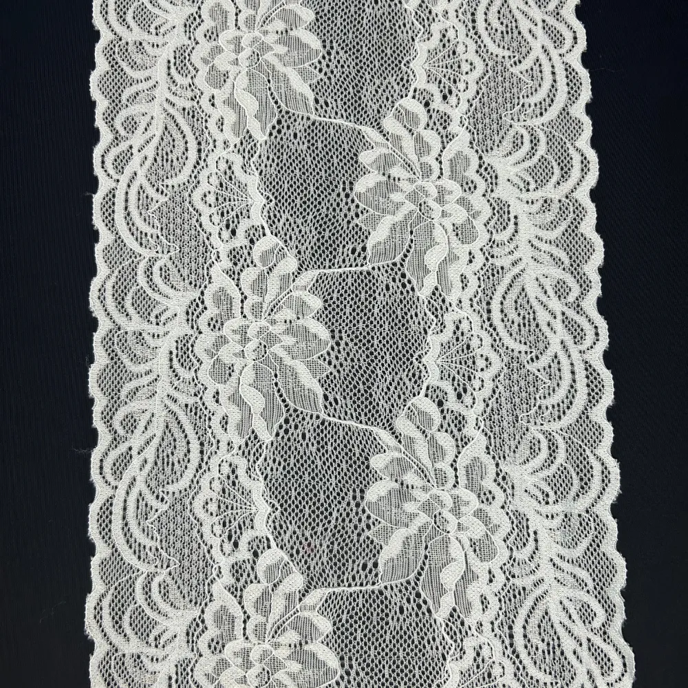 Renda Evelin 119 na cor branca, com detalhes delicados e acabamento suave.