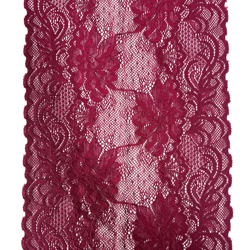 Renda Evelin 119 na cor desejo, um vermelho vibrante e marcante.
