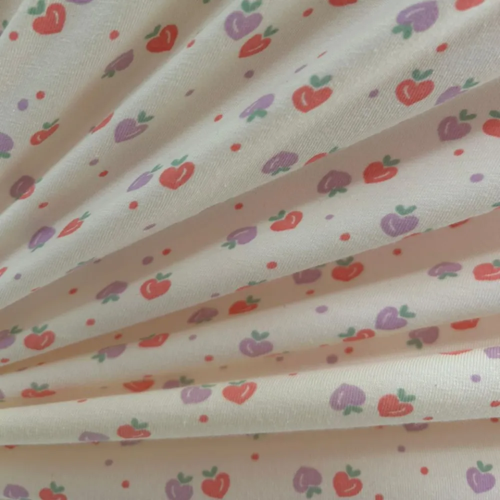 Tecido Cotton Estampado Coração Rosa e Lilás. Estampa de corações e poás em rosa e lilás sobre fundo claro, 96% Algodão, para pijamas e moda íntima.