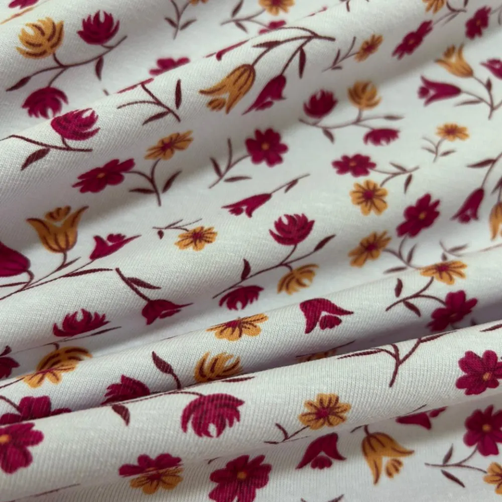 Tecido Cotton Estampado Floral Pink e Salmão. Estampa de ramalhetes de flores em pink e salmão sobre fundo off-white, 96% Algodão, para pijamas e moda íntima.