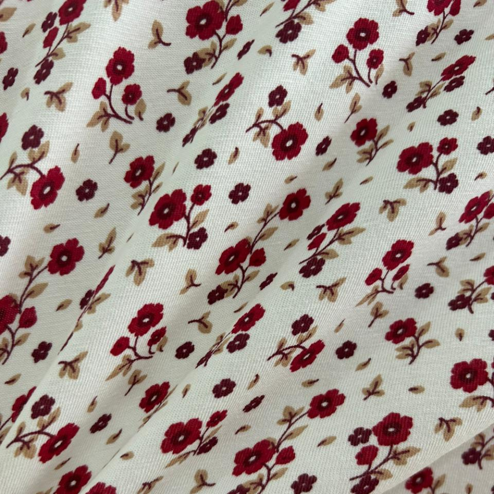 Tecido Cotton Estampado Mini Flor Vinho. Estampa de pequenas flores e ramalhetes em tons de vinho e borgonha sobre fundo off-white, 96% Algodão, para pijamas e moda íntima.