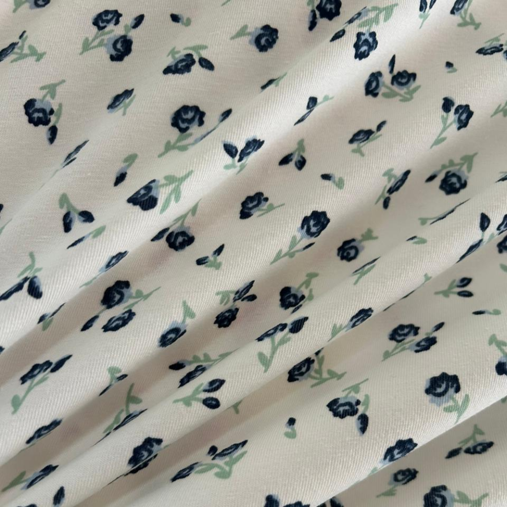 Tecido Cotton Estampado Mini Flor Azul Petróleo. Estampa de mini rosas com ramos em azul petróleo/marinho sobre fundo bege, 96% Algodão, para pijamas e moda íntima.