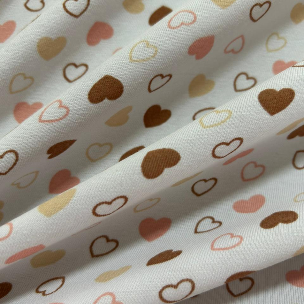 Tecido Cotton Estampado Coração Nude e Caramelo. Estampa de corações bicolores em nude e caramelo sobre fundo off-white, 96% Algodão, para pijamas e moda íntima.