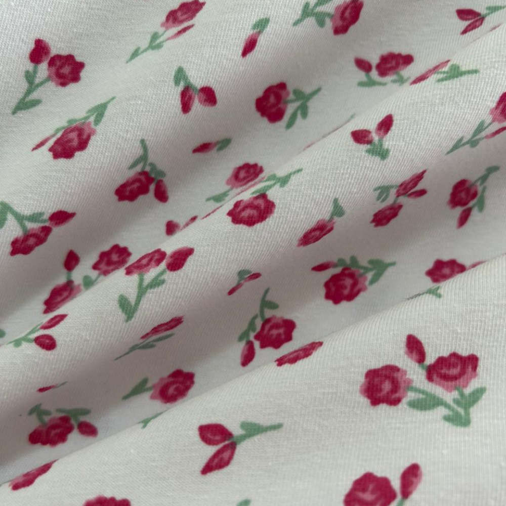 Tecido Cotton Estampado Mini Flor Rosa. Estampa de mini rosas delicadas em tons de rosa e pink sobre fundo claro, 96% Algodão, para pijamas e moda íntima.