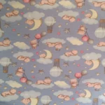 Tecido Cotton Estampado Ursinhos com Balão Azul e Lua. Estampa infantil de ursos, balões e luas sobre fundo azul bebê, 96% Algodão, para pijamas e moda bebê.