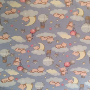 Tecido Cotton Estampado Ursinhos com Balão Azul e Lua. Estampa infantil de ursos, balões e luas sobre fundo azul bebê, 96% Algodão, para pijamas e moda bebê.