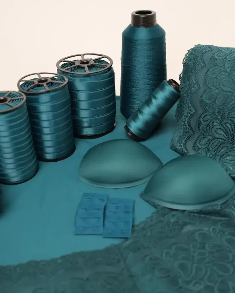 Kit de fabricação de lingerie cor Submarine com tecidos, elásticos, bojos e aviamentos organizados