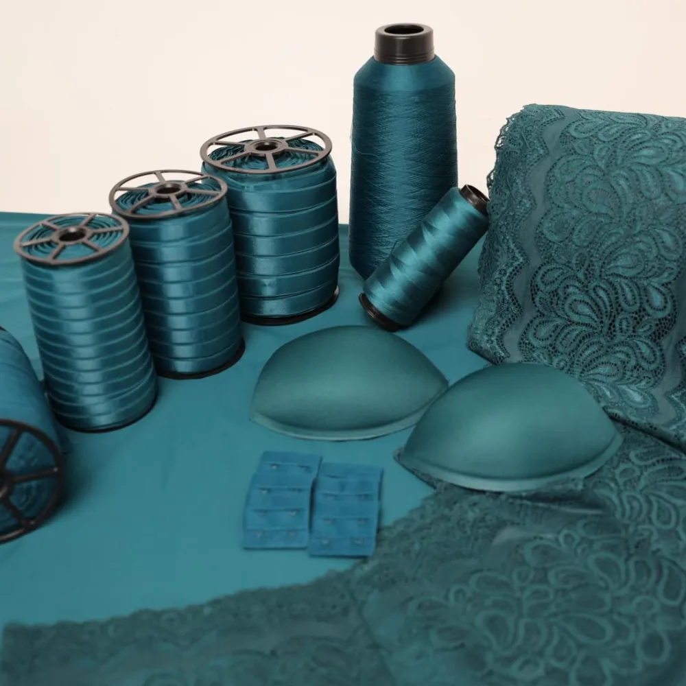 Kit de fabricação de lingerie cor Submarine com tecidos, elásticos, bojos e aviamentos organizados