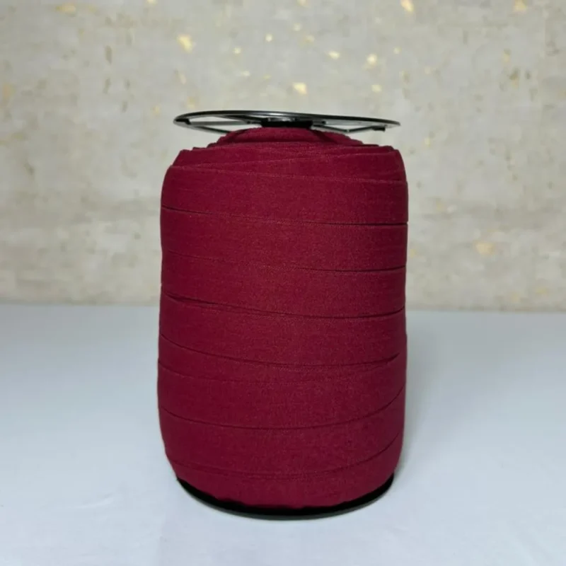 Elástico Malva 16 Carmim para lingerie, rolo resistente e macio para acabamentos confortáveis.